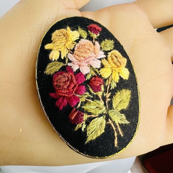 Vintage Handmade in Russia Needlepoint Crochet Embroidery Stitch Brooch Roses - Picture 6 of 14